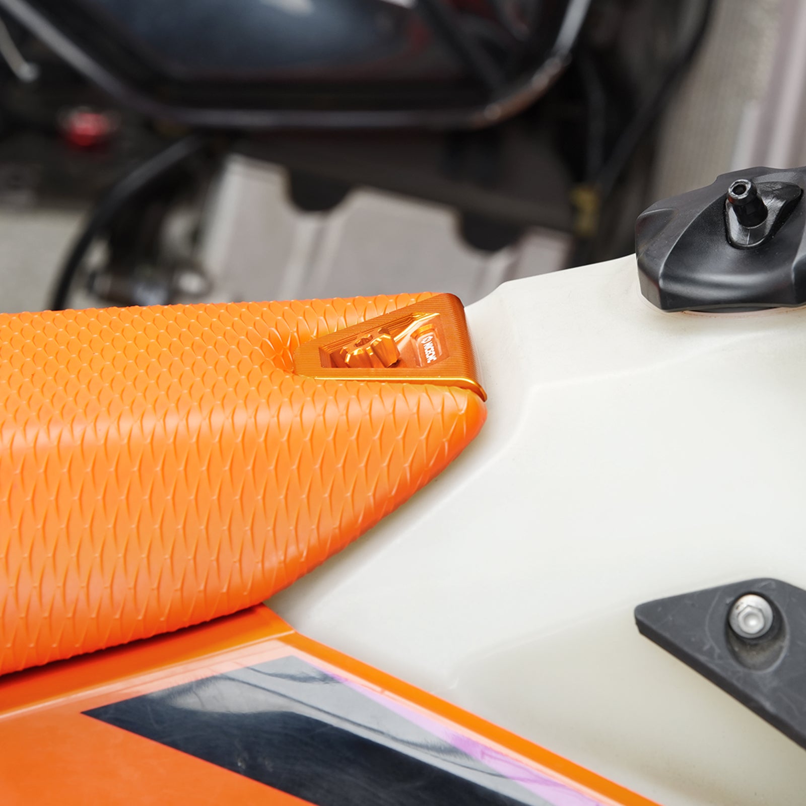 Sitzbefestigungs-Abdeckungs-Set für KTM 125–450 XC SX XC-F SX-F 23–26 / 150–500 EXC XC-W 24–26