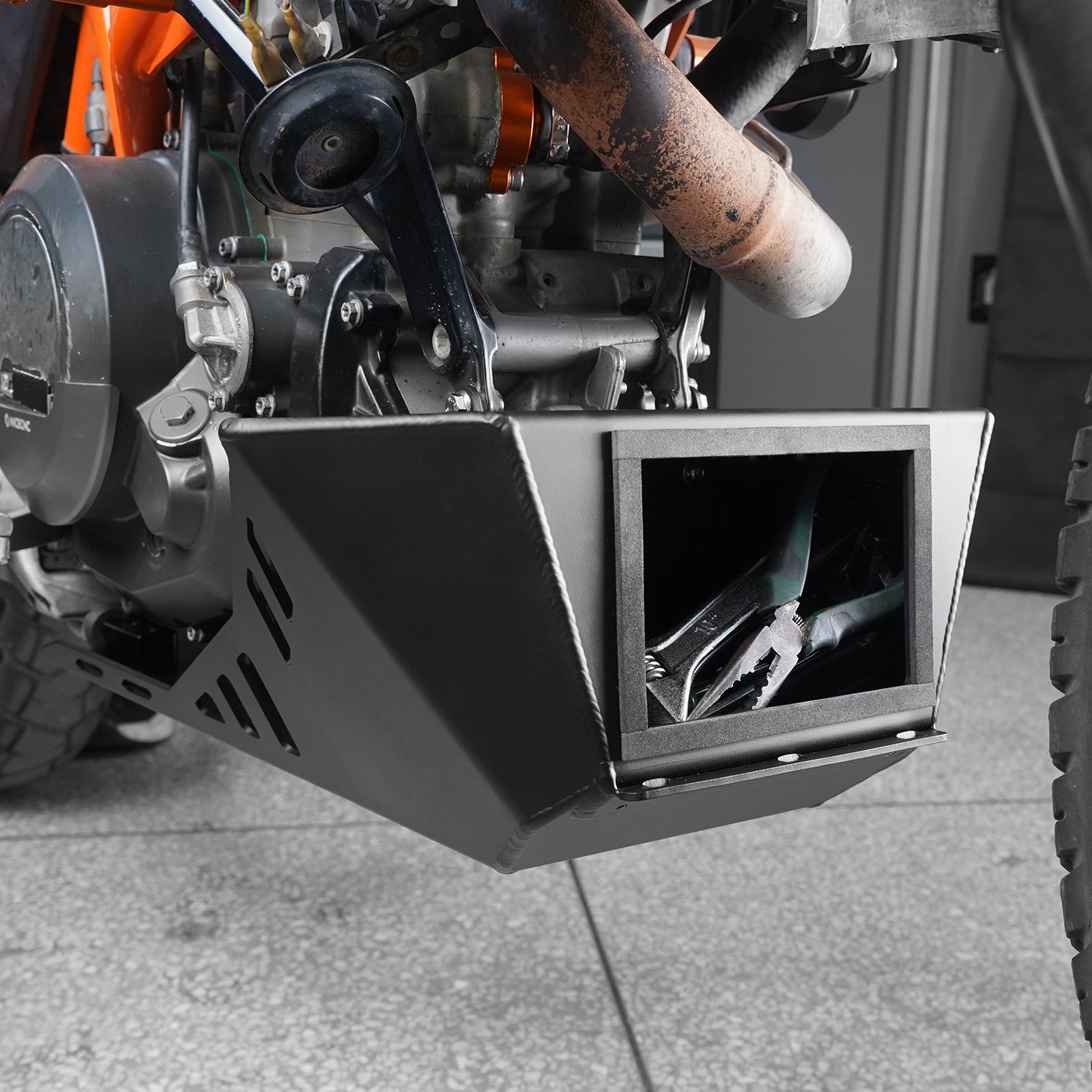 Unterfahrschutz mit integriertem Werkzeugkasten für Gas Gas 700 SM ES 2022–2025