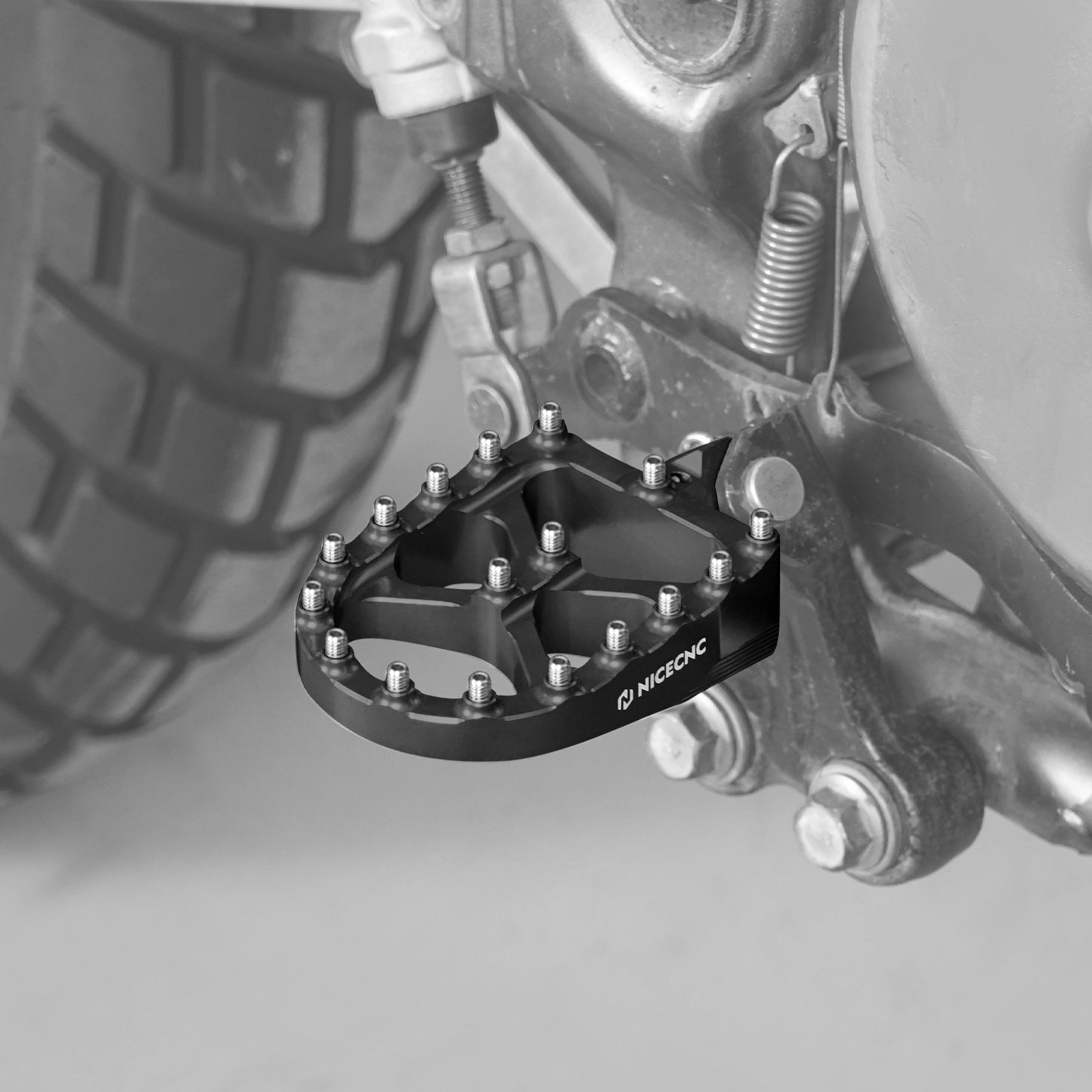 Vergrößerte Fußrasten + tiefergelegte Fußrastenhalterungen für Suzuki DR650 S / SE 1996-2024