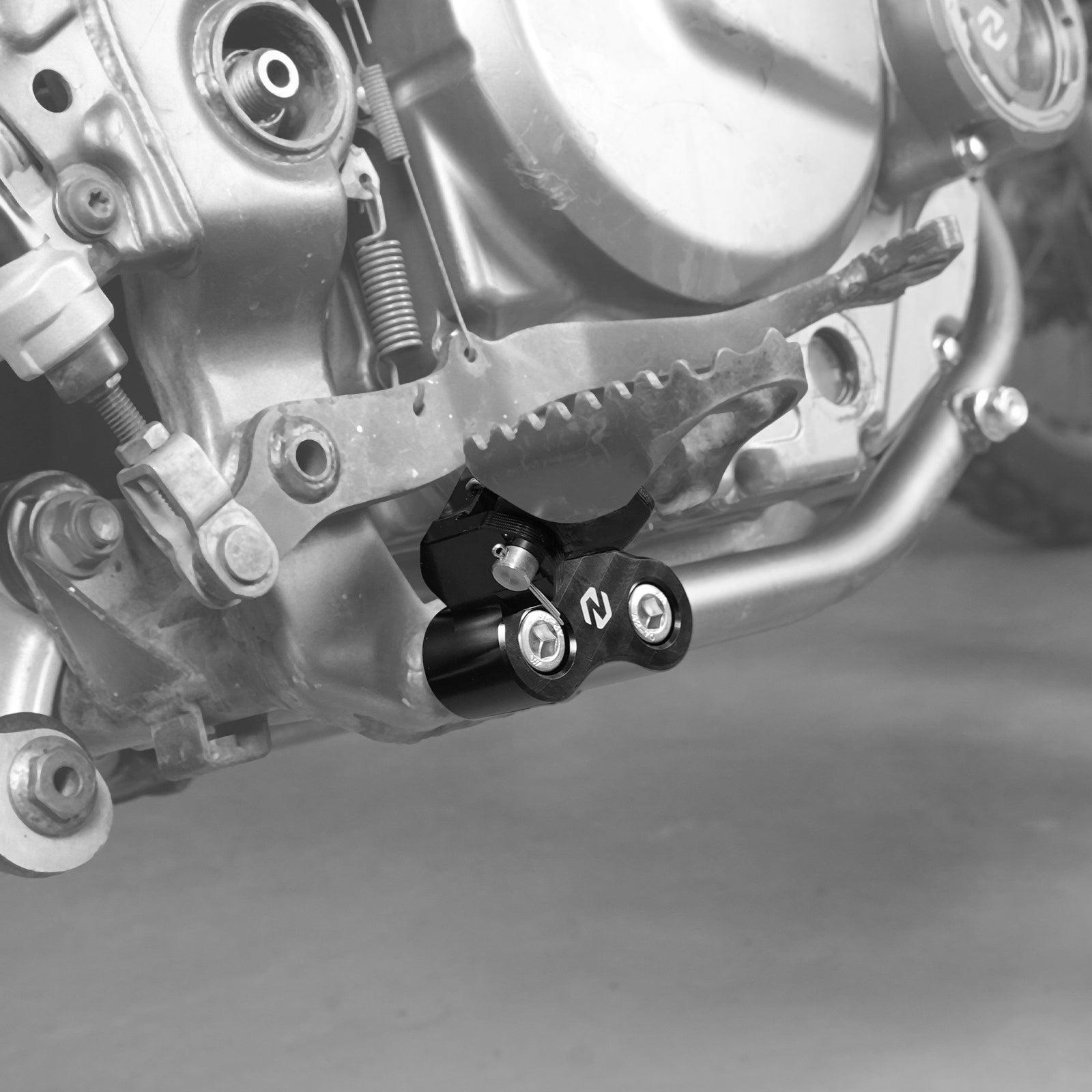 Vergrößerte Fußrasten + tiefergelegte Fußrastenhalterungen für Suzuki DR650 S / SE 1996-2024