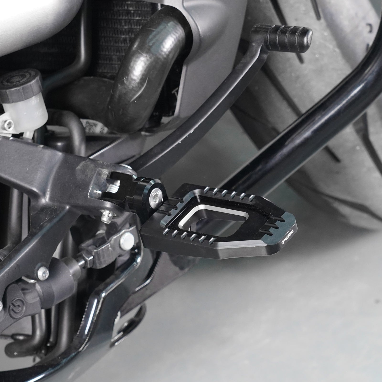 Verstellbare größere Fahrerfußrasten für Harley Street Bob Low Rider Softail Sportster S