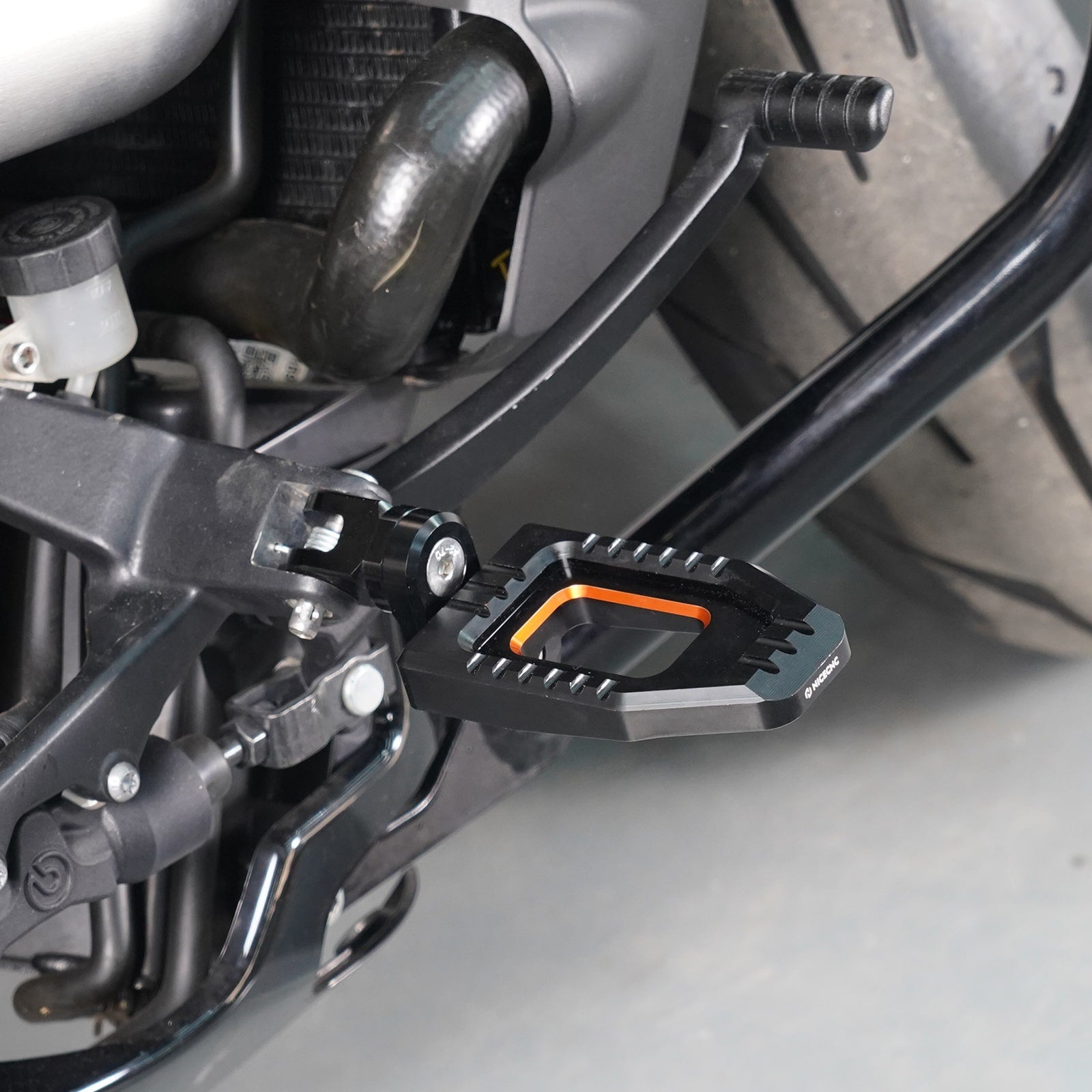 Verstellbare größere Fahrerfußrasten für Harley Street Bob Low Rider Softail Sportster S