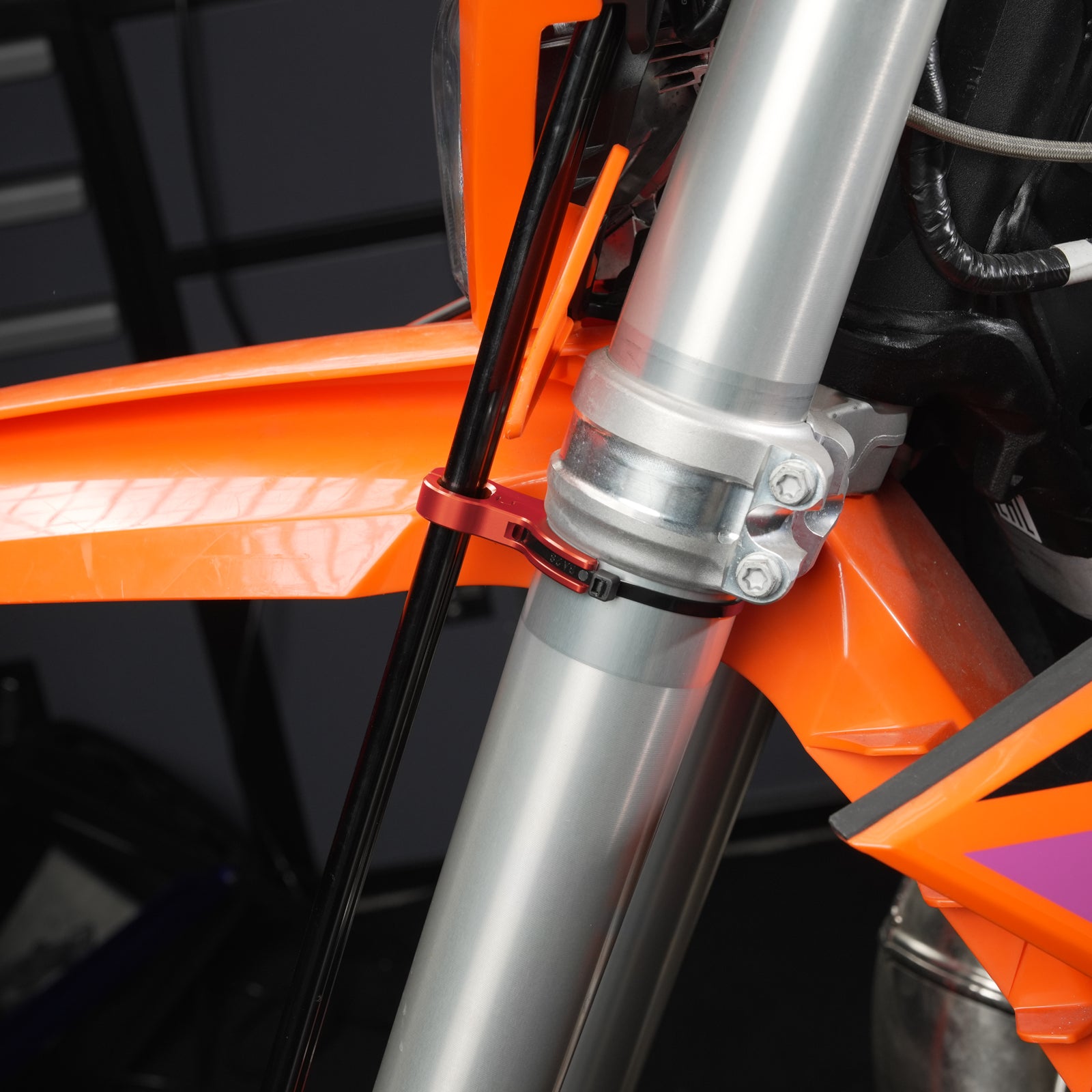 Vordere Bremsleitungs-Führungsklemmenhalterung für KTM 690 Enduro SMC 790 890 Adventure R