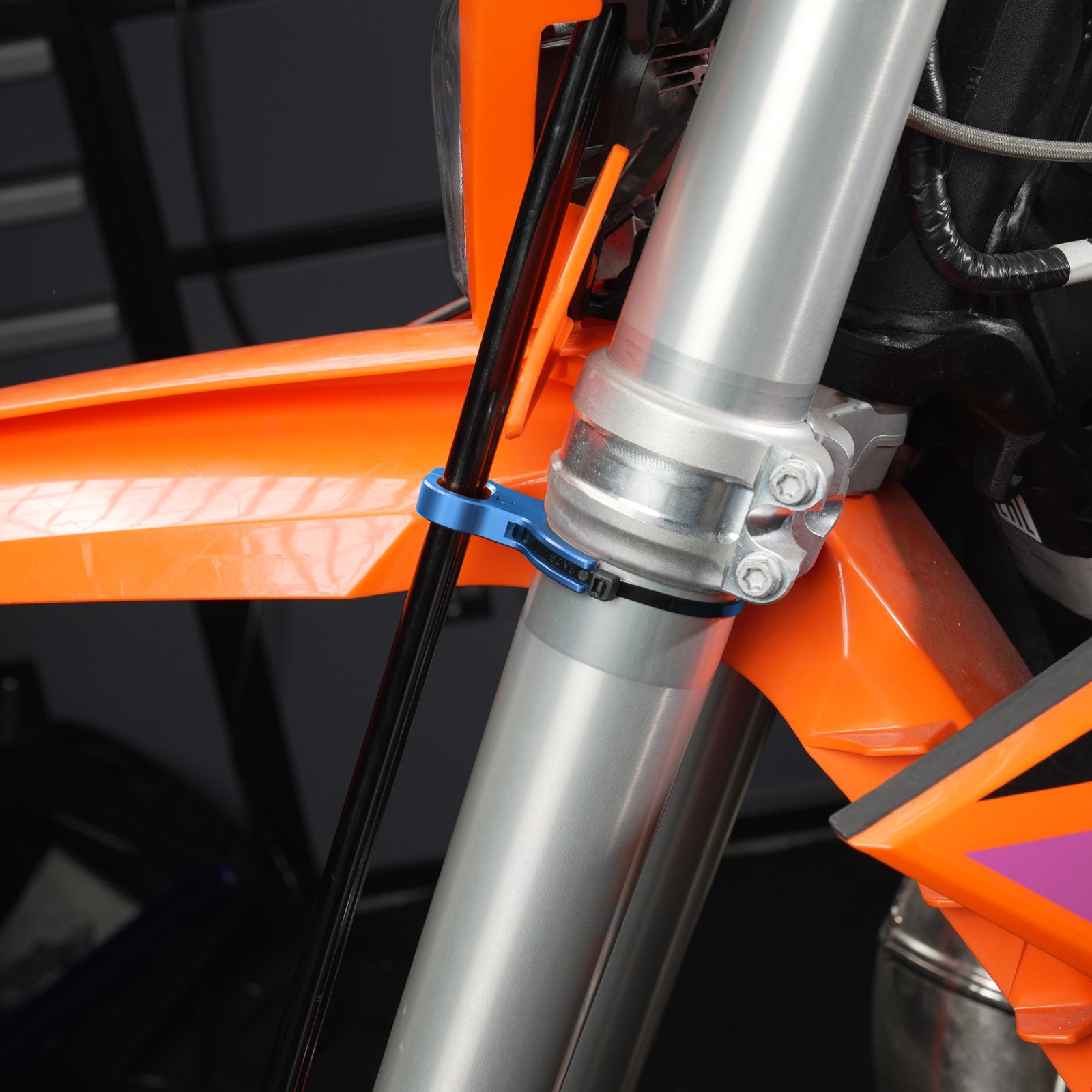 Vordere Bremsleitungs-Führungsklemmenhalterung für KTM 690 Enduro SMC 790 890 Adventure R