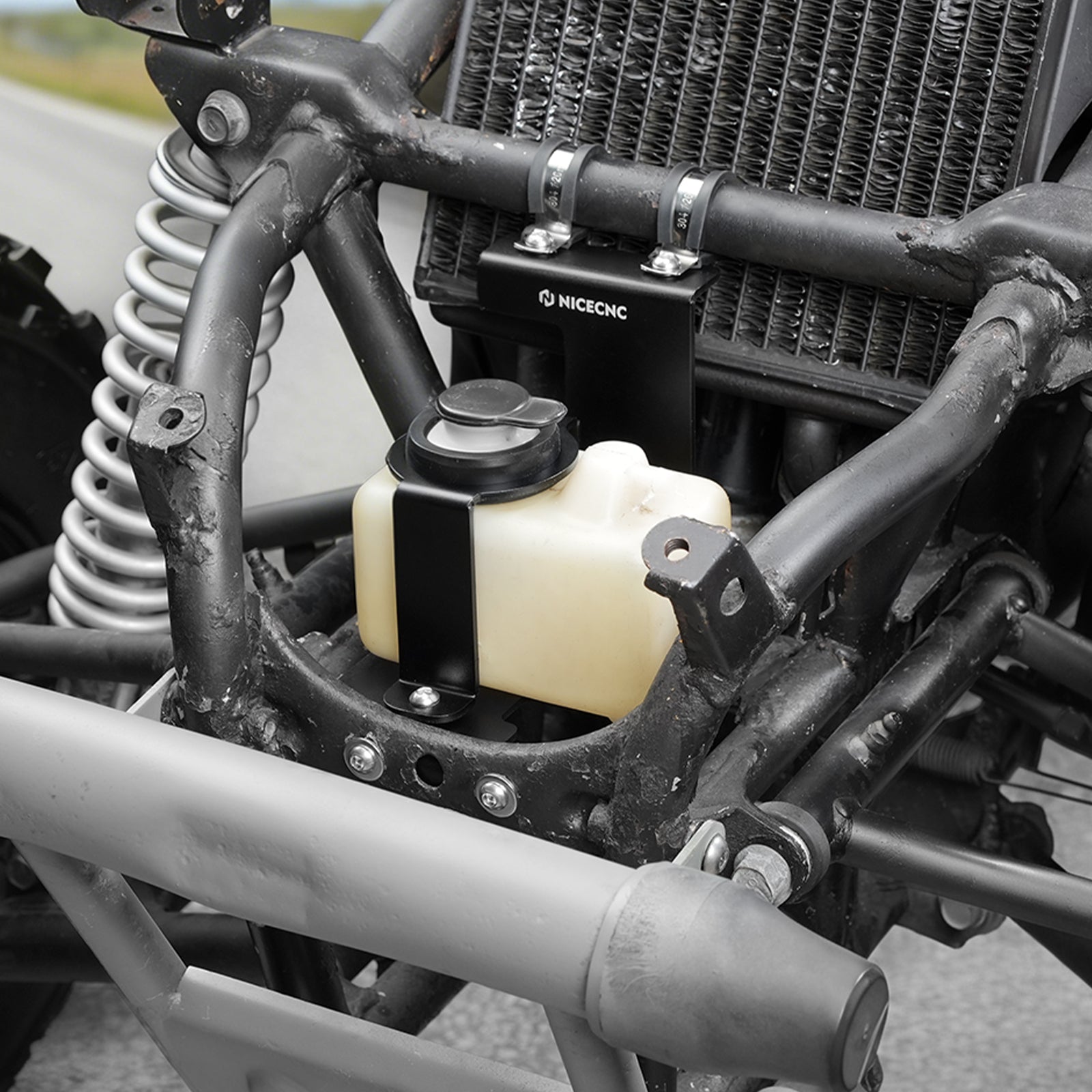 ATV Vorderer Halter zur Verlagerung des Kühlmittelbehälters für Yamaha Banshee 350 1987–2006