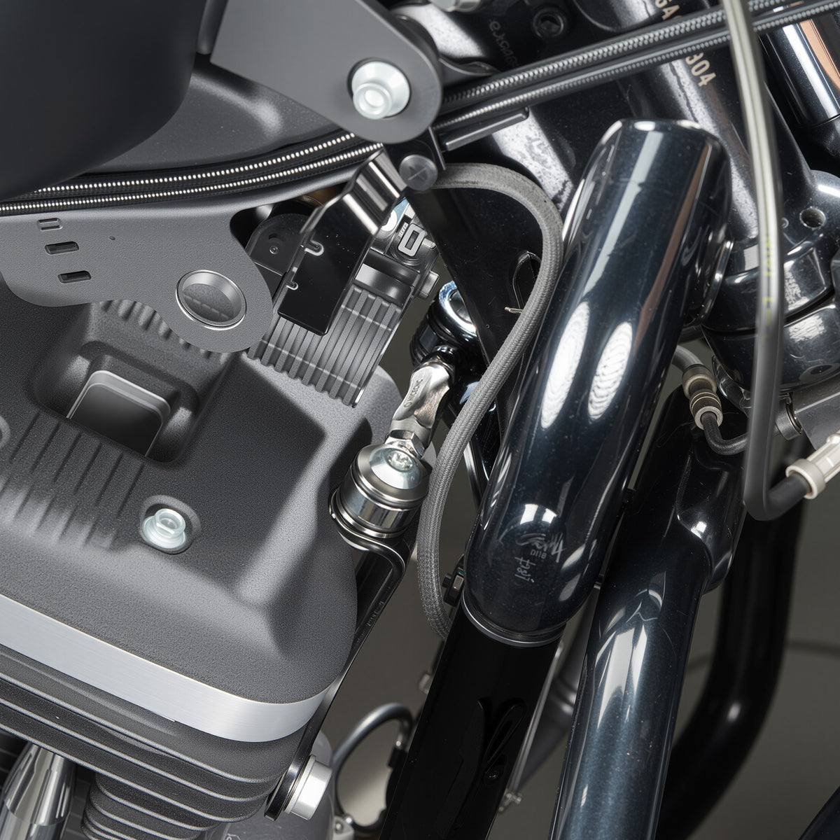 Przednia rozpórka stabilizująca mocowanie silnika do Harley Dyna Street Fat Bob Low Rider Super Wide Glide